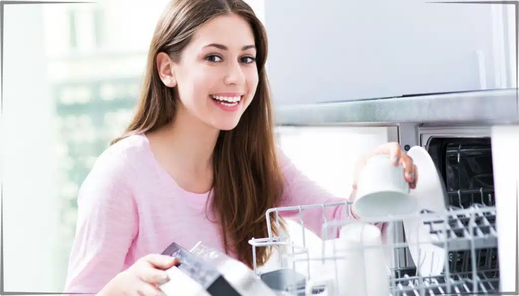 Lavare o non lavare i piatti prima della lavastoviglie? Scopri cosa è meglio